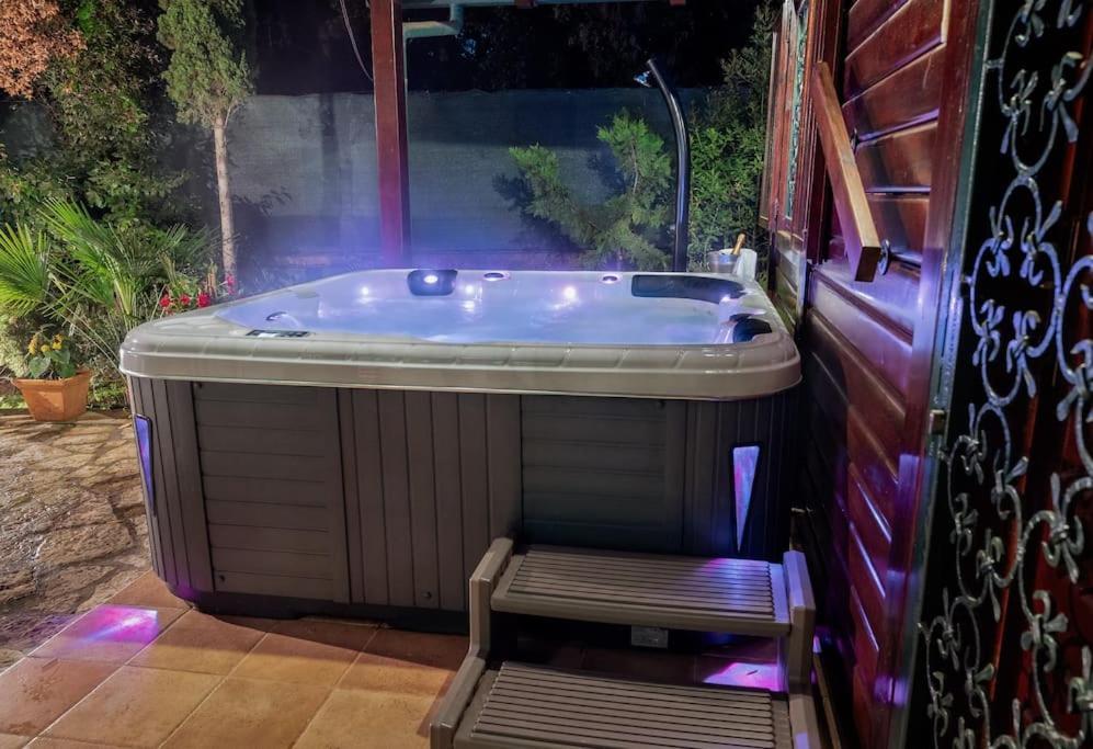 Ferienhaus Pure Nature Haven By The Sea With Hot Tub Rovinj
